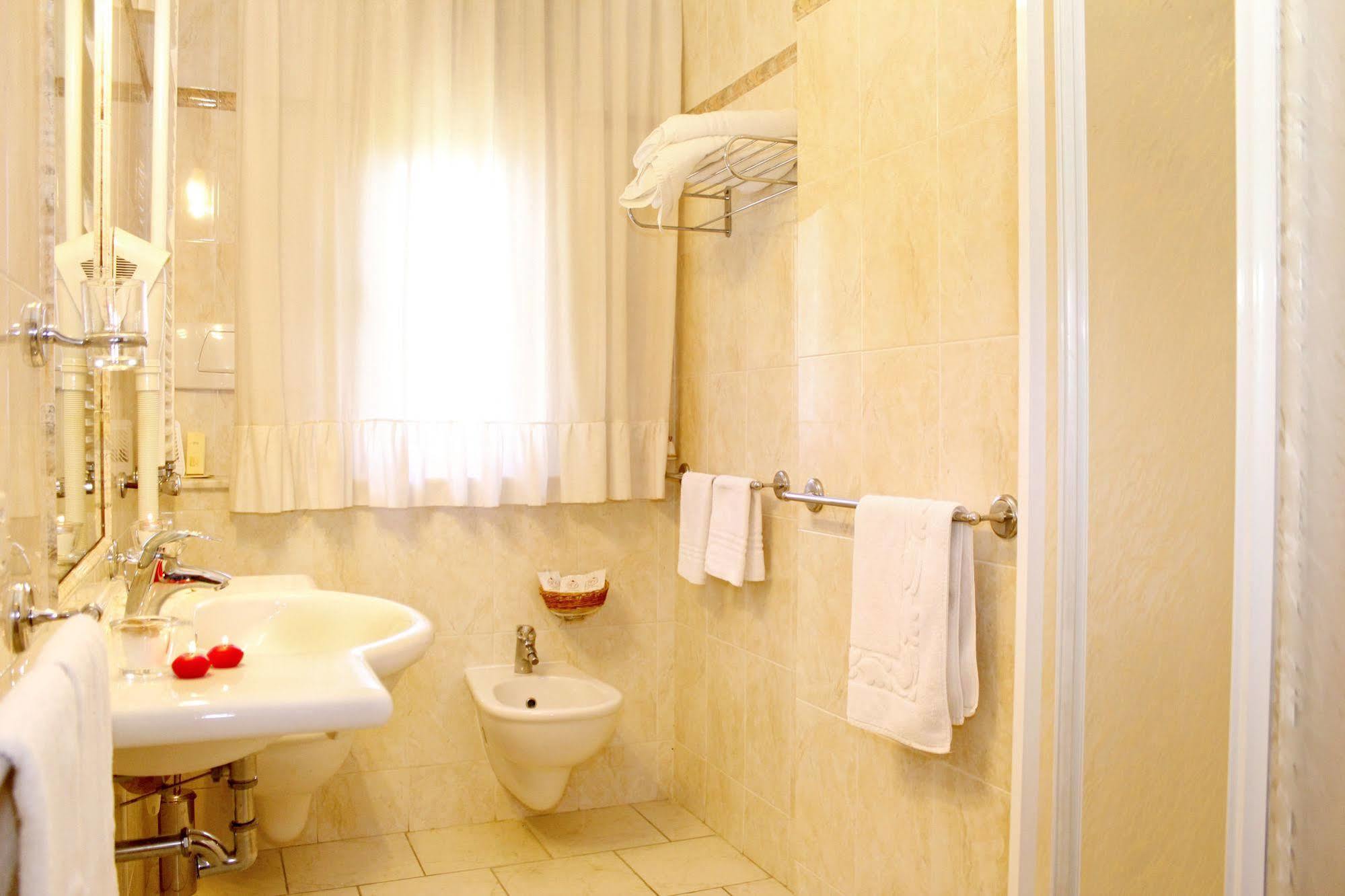 Hotel Ariston Марина-ди-Гроссето Экстерьер фото